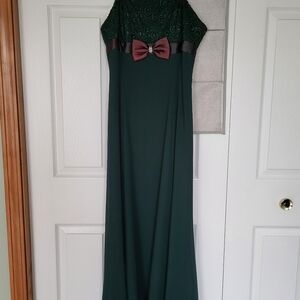 Elegant Green Evening Dress with Bow Detail